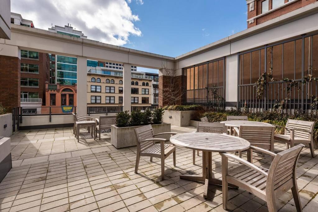 Modern 2 Bedroom Ocean Views Victoria Downtown Free Parking Exterior foto