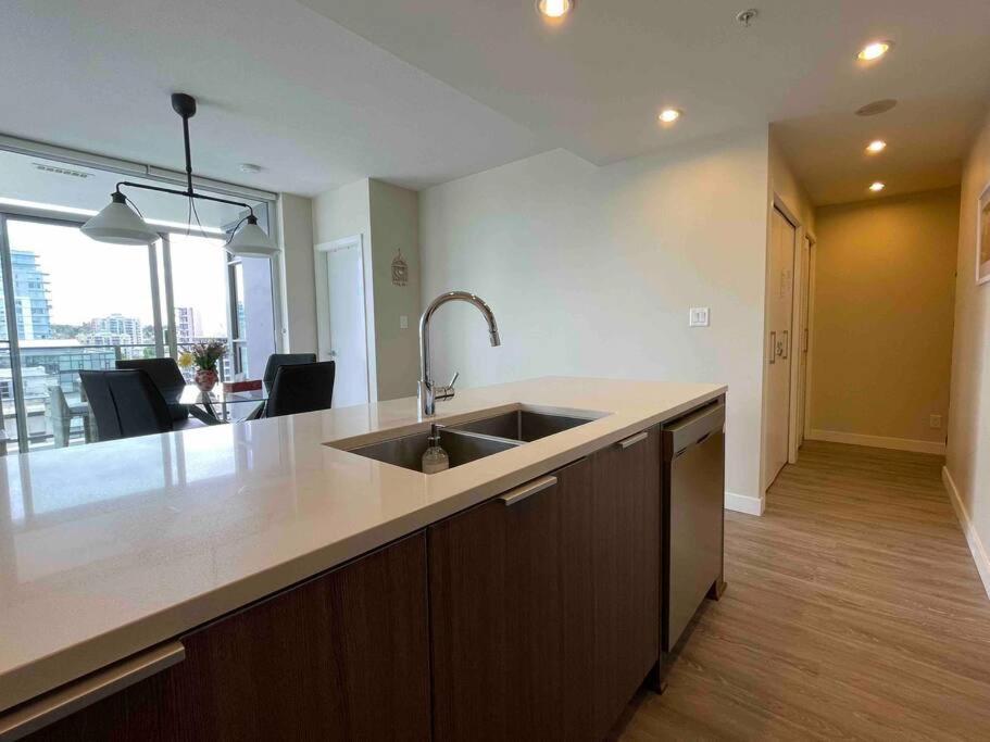 Modern 2 Bedroom Ocean Views Victoria Downtown Free Parking Exterior foto